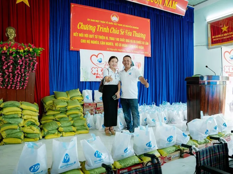 Hình ảnh gia đình đang hỗ trợ lẫn nhau vượt qua khó khăn